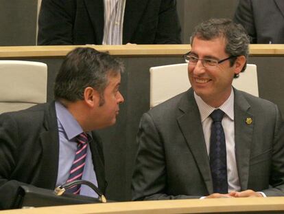 Olano (derecha) conversaba ayer con el presidente de EA en Guipúzcoa, Iñaki Galdos , en el pleno de Juntas.
