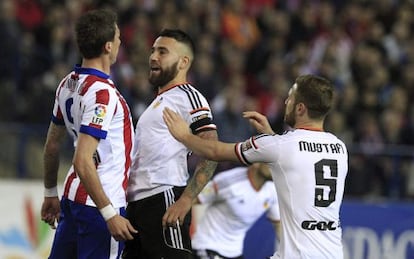 Mandzukic se encara con Otamendi.