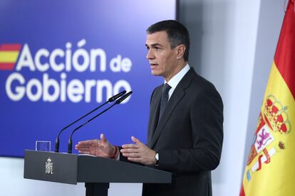 El presidente del Gobierno, Pedro Sánchez, durante la declaración institucional desde La Moncloa, este sábado.