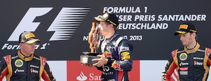Vettel besa el trofeo junto a Raikkonen y Webber. 