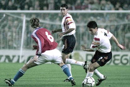 Raúl intenta regatear a un defensa checo en su debut en Praga el 9 de octubre de 1996. La felicidad del delantero no pudo se completa ya que España empató sin goles.