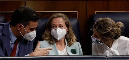 El presidente del Gobierno, Pedro Sánchez,  con las vicepresidentas de Asuntos Económicos, Nadia Calviño (centro), y Trabajo, Yolanda Díaz.