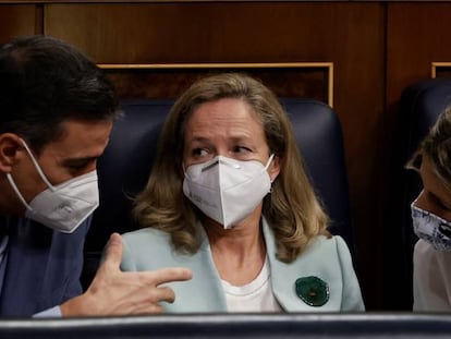 El presidente del Gobierno, Pedro Sánchez,  con las vicepresidentas de Asuntos Económicos, Nadia Calviño (centro), y Trabajo, Yolanda Díaz.