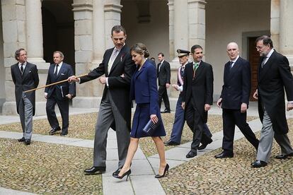 Los reyes Felipe VI y Letizia, de la mano, a su llegada a la entrega del Premio Cervantes al escritor mexicano Fernando del Paso, coincidiendo con el 400º aniversario de la muerte de Miguel de Cervantes, en un acto en el Paraninfo de la Universidad de Alcalá de Henares (Madrid), el 23 de abril de 2016.