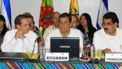 En la imagen, el presidente de Ecuador, Rafael Correa (c), junto al mandatario venezolano, Nicolás Maduro (d), y el canciller ecuatoriano, Ricardo Patiño (i). EFE/Archivo