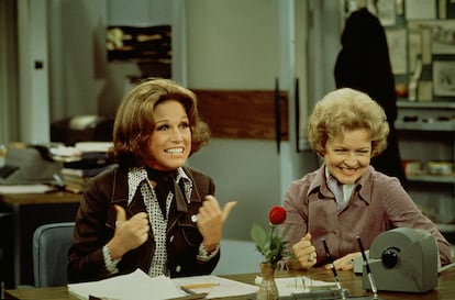 Mary Tyler Moore with Betty White – another icon of feminism – in 1975.