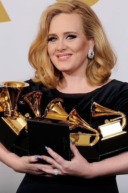 La mismísima Adele es usuaria de uñas puntiagudas tipo garra desde el principio de su carrera. Algo que no le impide sujetar seis Grammys como si tal cosa.