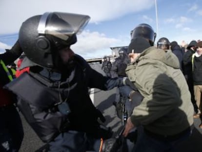 Demonstrators blocked access to major tourism fair Fitur and vowed not to give up on demands for more stringent regulations for ride-sharing services like Uber and Cabify