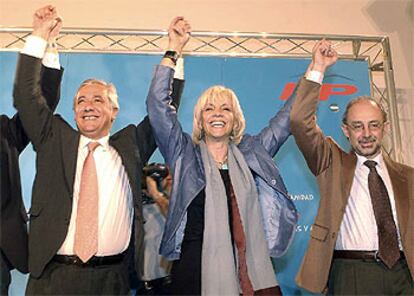 Javier Arenas, Teófila Martínez y Cristóbal Montoro, ayer, en Jaén.