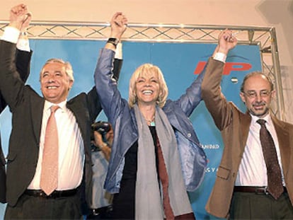 Javier Arenas, Teófila Martínez y Cristóbal Montoro, ayer, en Jaén.
