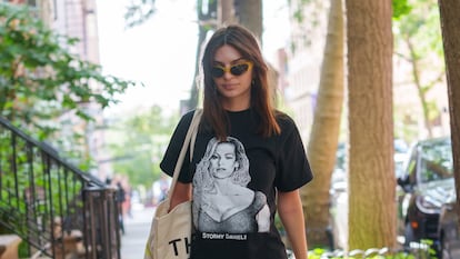 Ratajkowski con una camiseta con la cara de Stormy Daniels.