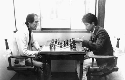 Julio Ramón Ribeyro jugando ajedrez con un Jorge Coaguila