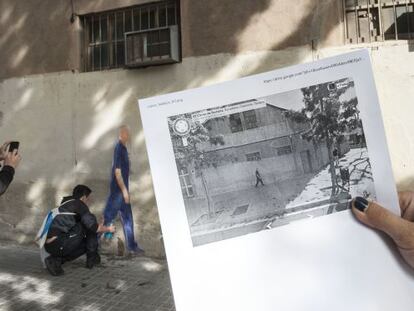 Un participante en la acción pega en un muro una reproducción de una de las personas captadas por las cámaras de Google Street View.