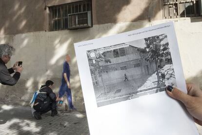 Un participante en la acción pega en un muro una reproducción de una de las personas captadas por las cámaras de Google Street View.