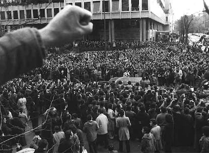 En la noche del 24 de enero de 1977, pistoleros de extrema derecha irrumpieron en el despacho de abogados laboralistas situado en el número 55 de la calle Atocha, de Madrid, y ametrallaron a las nueve personas presentes, cuatro abogados y un trabajador. En la imagen, el funeral de los abogados asesinados.