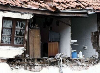 Aspecto del edificio de Santander afectado por la explosión de gas que ha causado cinco heridos.