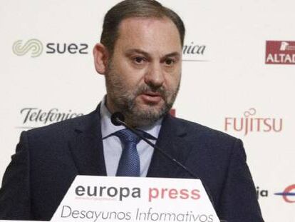 El ministro de Fomento, José Luis Ábalos, interviene en los Desayunos Informativos de Europa Press en Madrid.