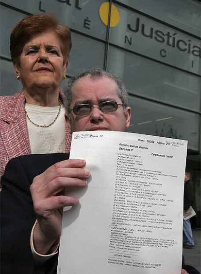 Julio Cuesta y su madre salen del Registro Civil de Valencia.