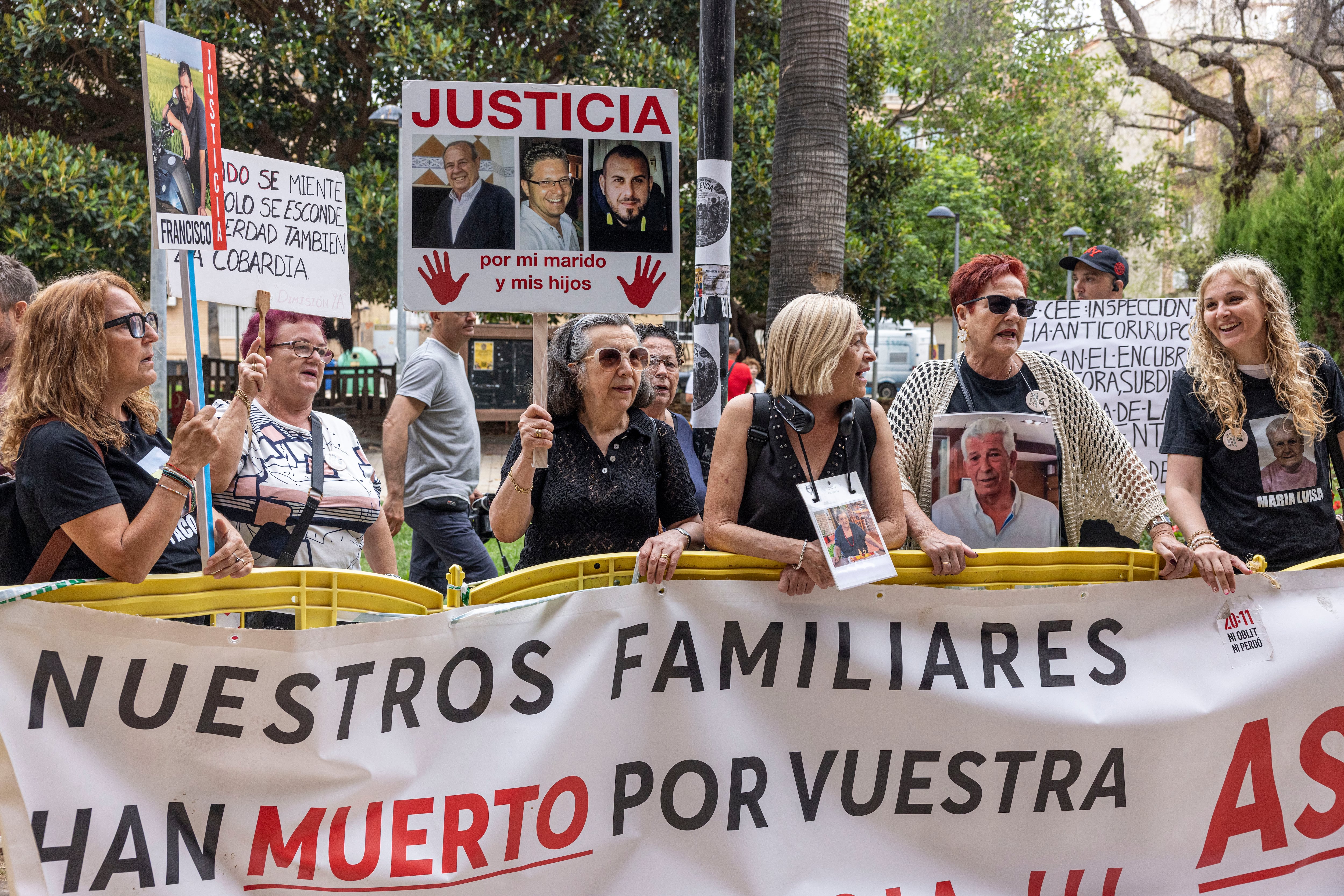 Concentración de víctimas a las puertas del juzgado de Catarroja (Valencia), que instruye la causa de la dana, este miércoles. 