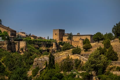 Vista del pueblo de Pedraza, con el castillo al fondo a la derecha, en Segovia, el 25 de julio de 2024.