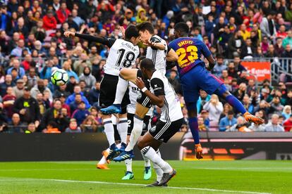 Detalle del momento que Samuel Umtiti marca de cabeza el segundo gol del Barcelona.