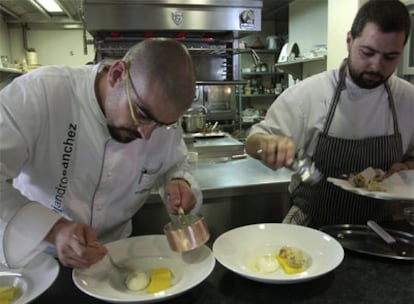 Alejandro Sánchez (izquierda) junto a uno de sus ayudantes en la cocina de su restaurante almeriense.