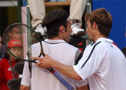 Ferrero saluda a Corretja tras vencerle en el Abierto de Roma.