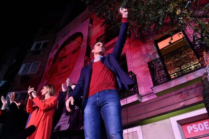 El líder del PSOE, Pedro Sánchez, celebra los resultados electorales en la sede de Ferraz de Madrid. 