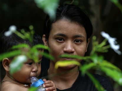 Kay Myant Myant Lwin, superviviente birmana de violencia de género de 23 años, con su hija de 15 meses, en el refugio para mujeres de Freedom Restoration Project (FRP), en Mae Sot, Tailandia, en agosto de 2022.