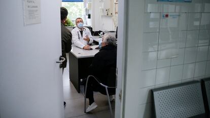 Un médico atiende a una paciente en el centro de salud Calesas en Usera en Madrid