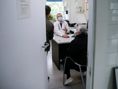 Un médico atiende a una paciente en el centro de salud Calesas en Usera en Madrid