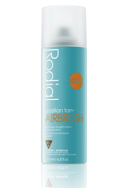 Rodial propone una forma de broncearse sencilla, tanto como teñir la piel con un aerógrafo -más o menos-. Es su Airbrush de la serie Brazilian Tan, un spray que aporta color al instante y durante mucho tiempo dejando la piel suave, bonita y natural. Vamos, como si hubieras venido de Brasil pero por solo 38 euros.