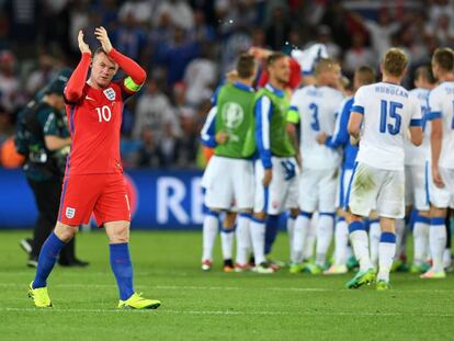 Rooney aplaude a los aficionados ingleses.