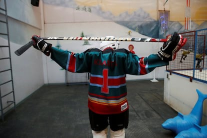 Un jugador del equipo de hockey sobre hielo durante un entrenamiento en Nairobi (Kenia), 24 de enero de 2018.