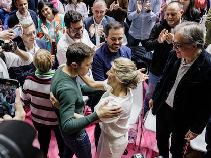 Yolanda Díaz saludaba a Íñigo Errejón durante el lanzamiento de Sumar, el día 2 en Madrid.