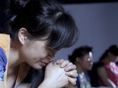 Mulheres rezam em igreja cristã no leste da China.