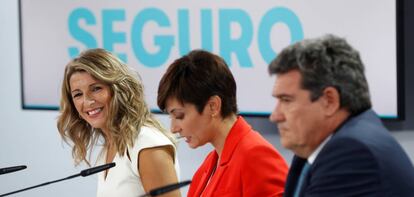 De izquierda a derecha: La ministra de Trabajo, Yolanda Díaz; la ministra de política Territorial y portavoz del Gobierno, Isabel Rodríguez; y el ministro de Inclusión, Seguridad Social y Migraciones, José Luis Escrivá, durante la rueda de prensa tras el Consejo de Ministros.