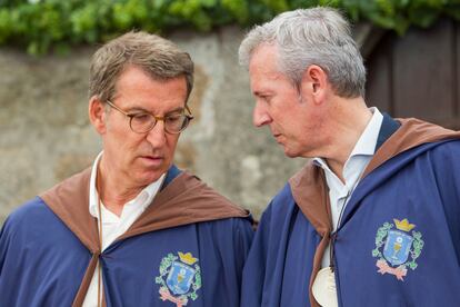 El presidente del PP, Alberto Núñez Feijóo, charla con el presidente gallego, Alfonso Rueda, este domingo en la fiesta del Albariño en Cambados (Pontevedra).