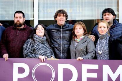 Fernando Iglesias, líder de Podemos en Vitoria, en el centro, en un acto celebrado en la capital alavesa.