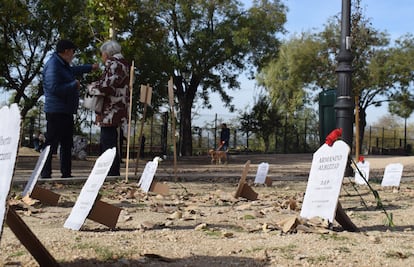 El grupo Vecinas Corniseras ha instalado un cementerio de árboles, en recuerdo de las 28 talas que se hicieron entre 2022 y 2023
