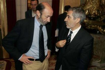 Alfredo Pérez Rubalcaba (PSOE) y Gaspar Llamazares (Izquierda Verde), en el Congreso.