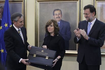 Relevo en la vicepresidencia del Gobierno. Soraya Sáenz de Santamaría recibe su cartera de manos de Ramón Jáuregui en presencia del presidente del Gobierno Mariano Rajoy, el 22 de diciembre de 2011.