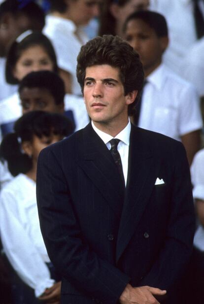 En 1988, John F. Kennedy Jr. se convirtió en el hombre más sexy para la revista. A sus 27 años de entonces, sigue siendo el más joven nombrado hasta la fecha por la publicación. 