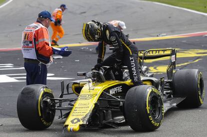 O piloto da Reunault Nico Hulkenberg sai do seu carro depois do acidente.