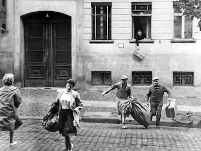 Huida a Berlín Oeste por la ventana de una casa de la calle Bernauer