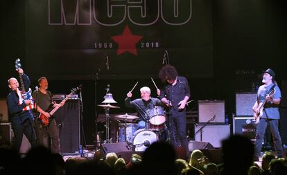 Wayne Kramer (primero por la izquierda), en un concierto de la gira MC50 el 7 de septiembre en Atlanta.