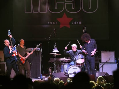 Wayne Kramer (primero por la izquierda), en un concierto de la gira MC50 el 7 de septiembre en Atlanta.