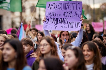 Una manifestante, en la marcha feminista del 8M en Granada. 