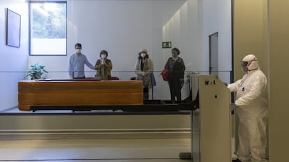 Relatives of a Covid-19 victim saying farewell at a crematorium in Zaragoza on April 13, 2020.