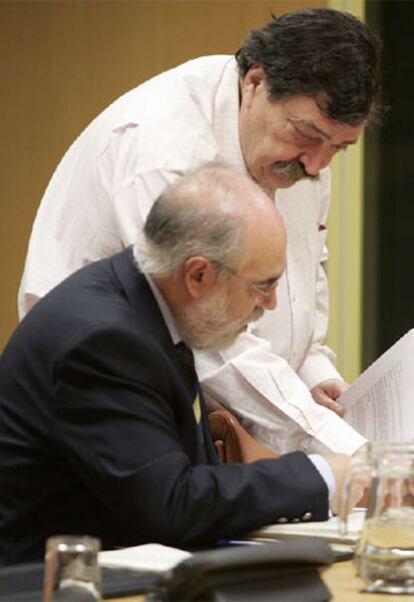 El socialista Jesús Loza (sentado) atiende las explicaciones de Juan Porres, de EA, en un momento de la reunión de la ponencia ayer.